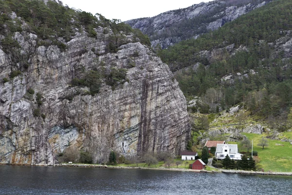 Einige Häuser unter großen Felsen — Stockfoto