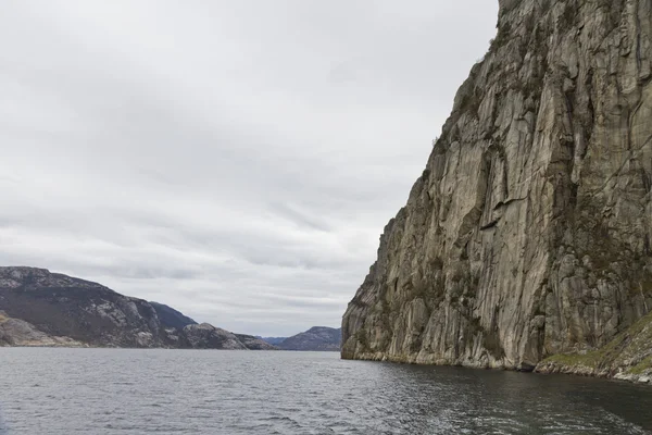 在挪威海岸陡峭的岩石 — 图库照片
