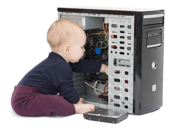 Маленький ребенок с открытым компьютером — стоковое фото