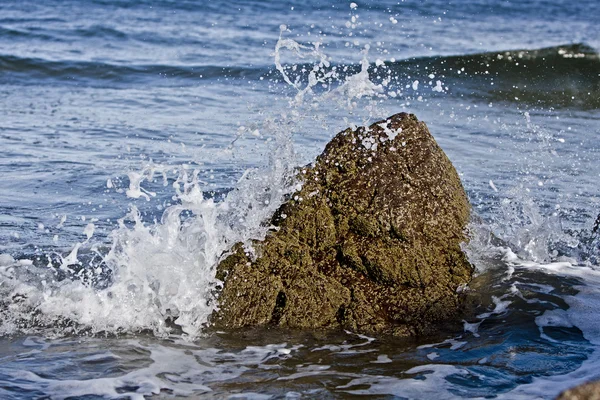 Маленькие скалы в волнах — стоковое фото