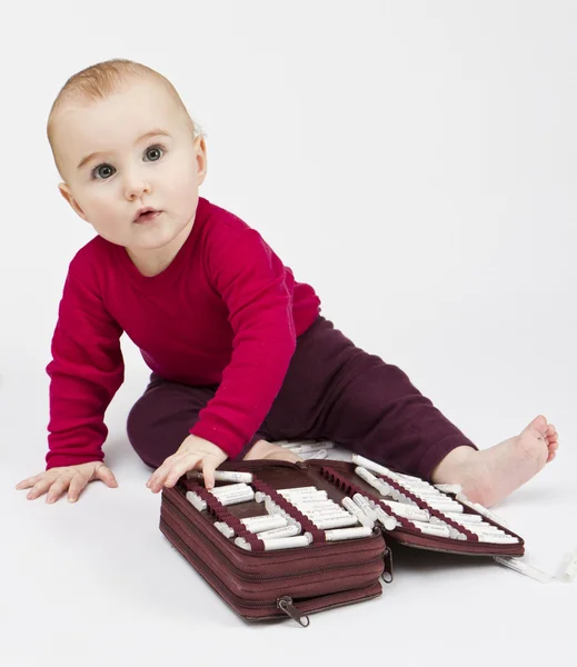 Niño pequeño con muchos globulos homeopáticos —  Fotos de Stock