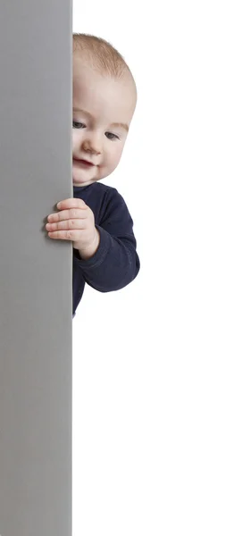 Маленька дитина тримає вертикальний знак — стокове фото