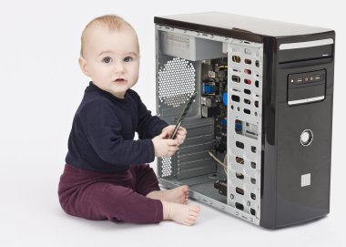 açık bilgisayar ile genç çocuk