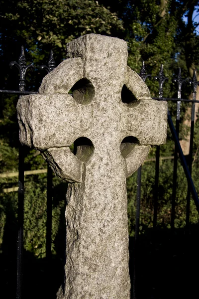 Nahrubo nařezané kamenný kříž — Stock fotografie