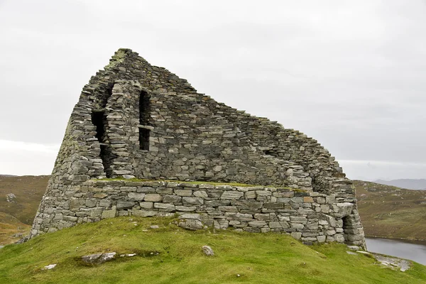 Древний каменный дом в Шотландии — стоковое фото