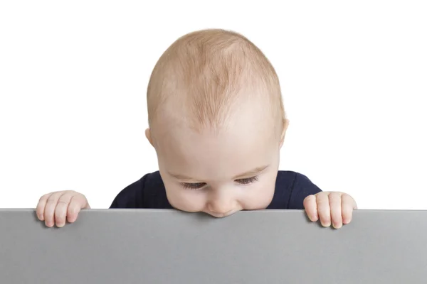Dítě drží prázdné šedé lepenky — Stock fotografie