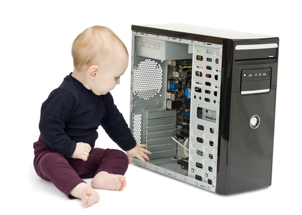 Μικρό παιδί με ανοιχτό τον υπολογιστή — Φωτογραφία Αρχείου