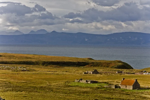 Velhas casas abandonadas na costa escocesa — Fotografia de Stock