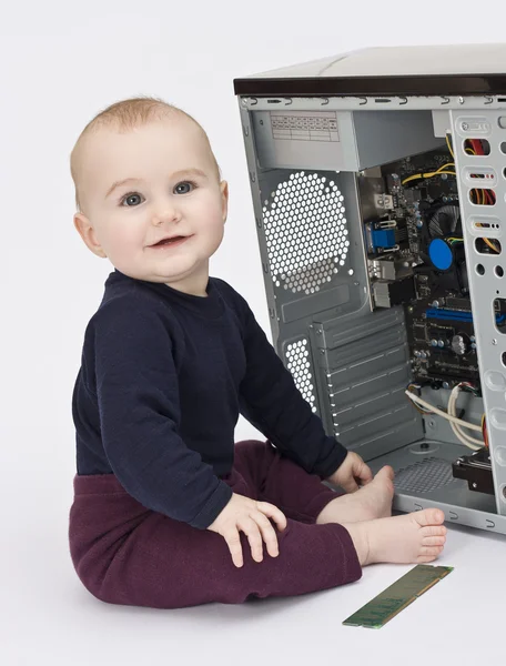 Jeune enfant avec ordinateur ouvert — Photo
