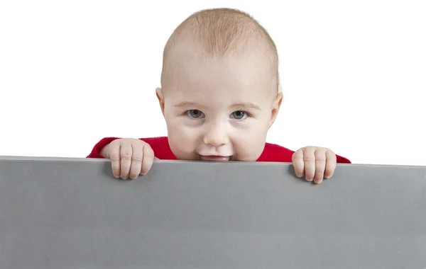 Маленька дитина тримає сірий знак — стокове фото