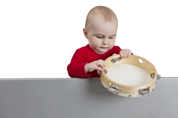 Jong kind houden tamboerijn achter grijs schild — Stockfoto