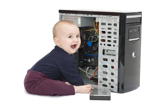 Pieni lapsi avoimella tietokoneella — kuvapankkivalokuva