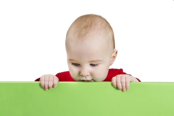 Маленький ребенок держит зеленый щит — стоковое фото