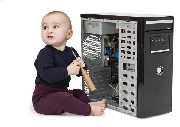Маленька дитина з відкритим комп'ютером — стокове фото