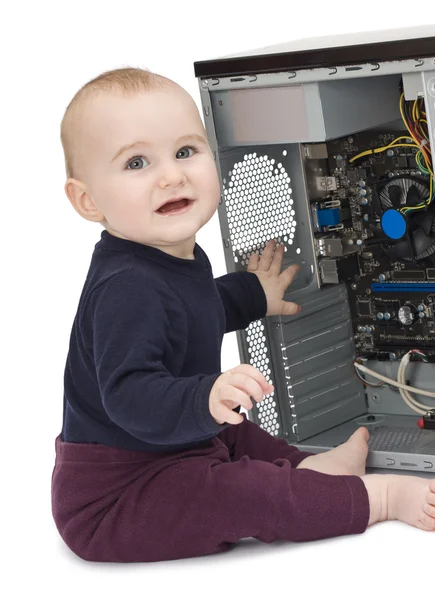Criança pequena com computador aberto — Fotografia de Stock