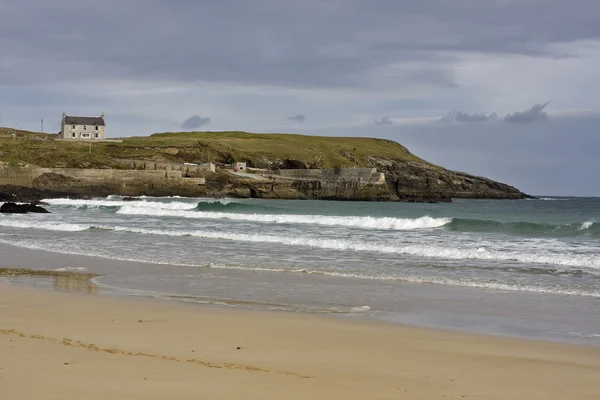Песчаное побережье с одним домом в Шотландии — стоковое фото