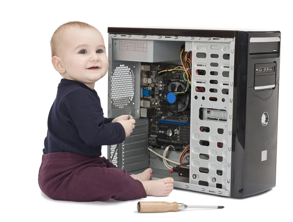 Jeune enfant avec ordinateur ouvert — Photo