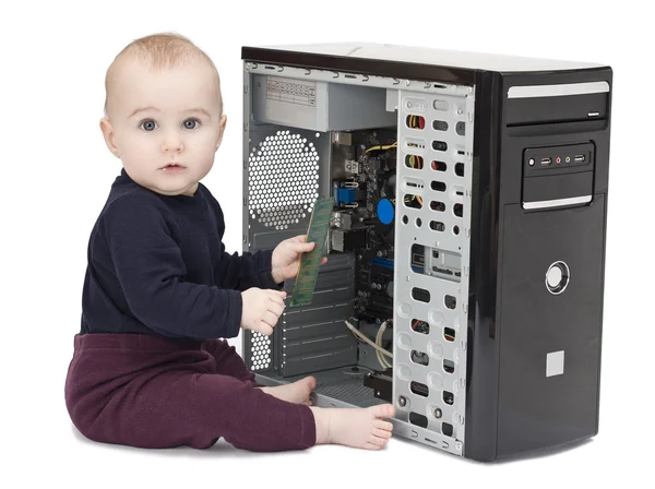Niño pequeño con computadora abierta — Foto de Stock
