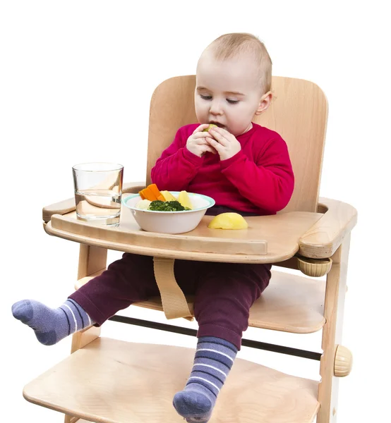 Niño pequeño comiendo en silla alta —  Fotos de Stock