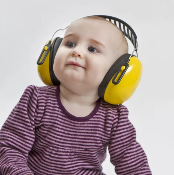 Barnet med hörselskydd — Stockfoto