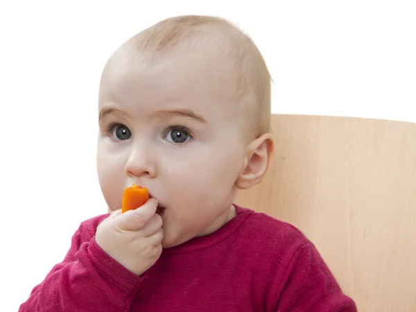 Kind im roten Hemd isst — Stockfoto