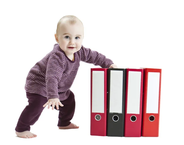 Маленький ребенок с кольцевым файлом — стоковое фото