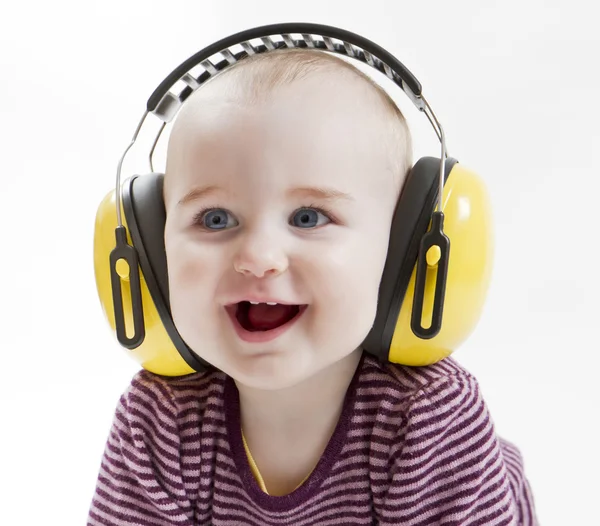 Criança pequena com protetor auricular — Fotografia de Stock