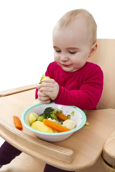 Jong kind eten in hoge stoel — Stockfoto