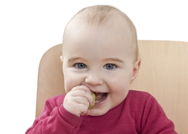 Criança de camisa vermelha comendo — Fotografia de Stock
