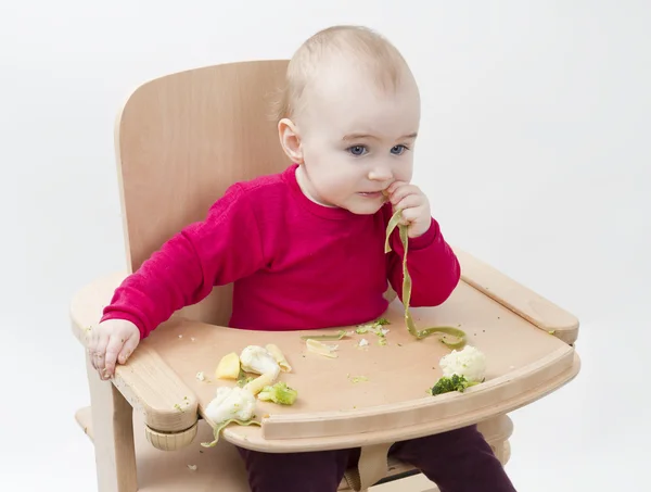Jeune enfant mangeant en chaise haute — Photo