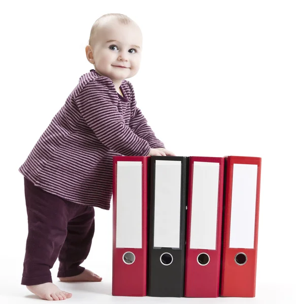 Malé dítě se čtyřmi složkami souborů — Stock fotografie