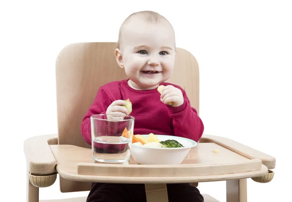 Niño pequeño comiendo en silla alta —  Fotos de Stock