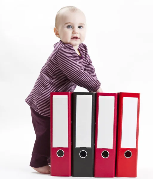 Маленька дитина з кільцевим файлом — стокове фото