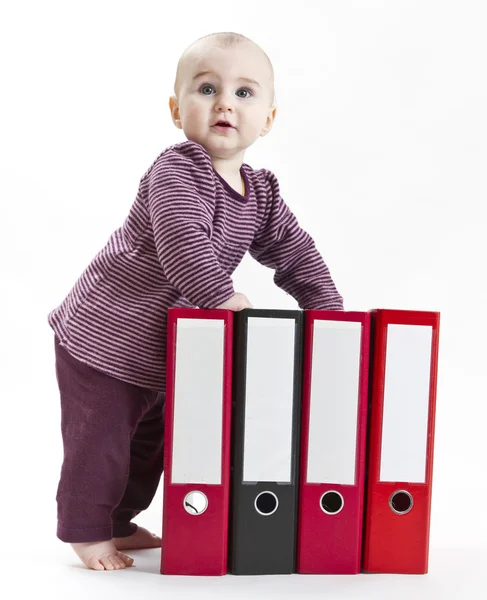 Criança pequena com arquivo de anel — Fotografia de Stock