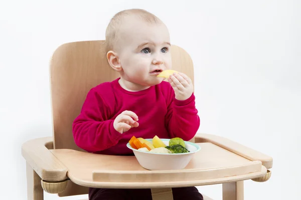 幼児高い椅子で食べる — ストック写真
