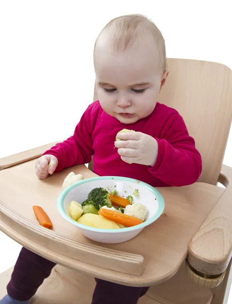 Kleinkind isst im Hochstuhl — Stockfoto