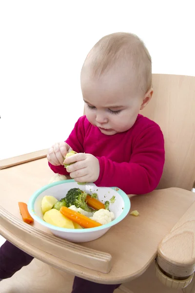 Barn äter i barnstol — Stockfoto