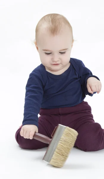 Criança pequena com escova — Fotografia de Stock