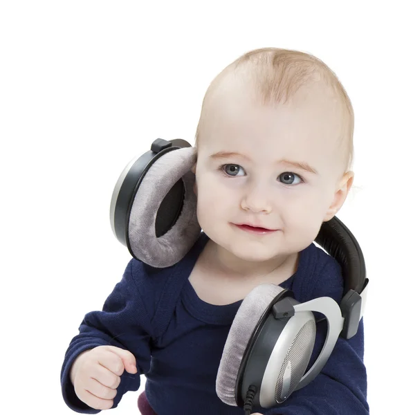 Маленька дитина з навушниками слухає музику — стокове фото
