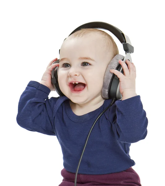Маленький ребенок с наушниками, слушающий музыку — стоковое фото