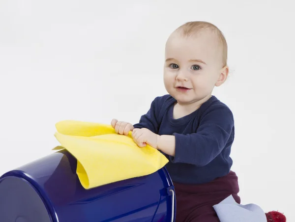 Kisgyermek a vödör és a padló-cloth — Stock Fotó