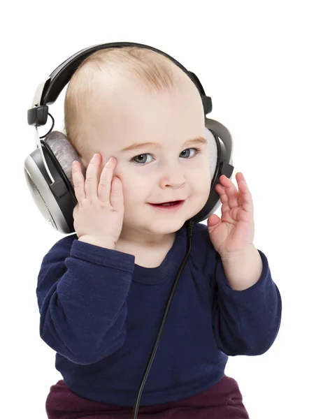Маленька дитина з навушниками слухає музику — стокове фото