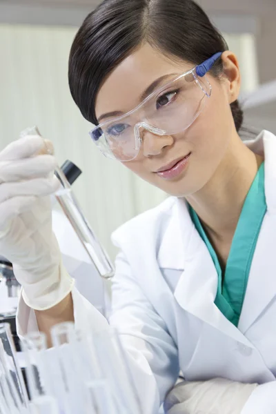 Chinesische Wissenschaftlerin mit Reagenzglas im Labor — Stockfoto