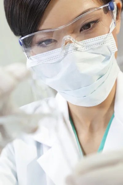 Chinês mulher cientista com tubo de teste em laboratório — Fotografia de Stock