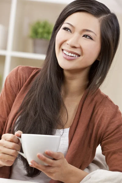 Hermosa china oriental asiática mujer bebiendo té o café —  Fotos de Stock