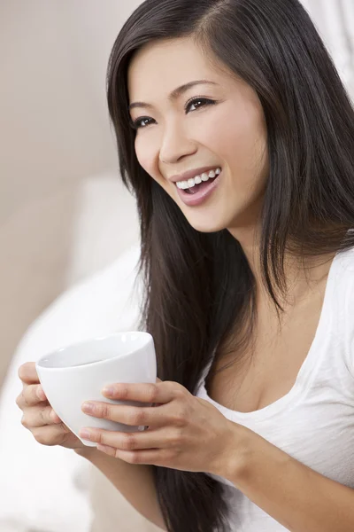Krásná orientální asijské Číňanka pít čaj nebo kávu — Stock fotografie