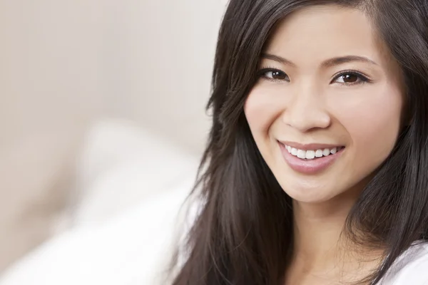 Bella cinese orientale asiatico donna sorridente — Foto Stock