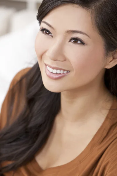 Красивая китайская азиатская азиатка улыбается — стоковое фото