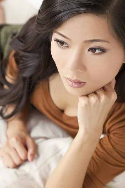Mooie nadenkende chinese Oosterse Aziatische vrouw ontspannen — Stockfoto