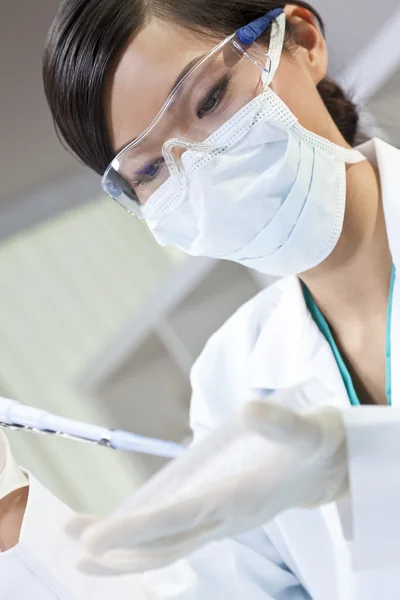中国女性女科学家在实验室中使用移液器 — 图库照片
